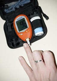 Moossen den Niveau vun der Golekose am Blutt fir ze korrigéieren fir Insulin Dosen mat 1 Typ vun Diabetis ze korrigéieren